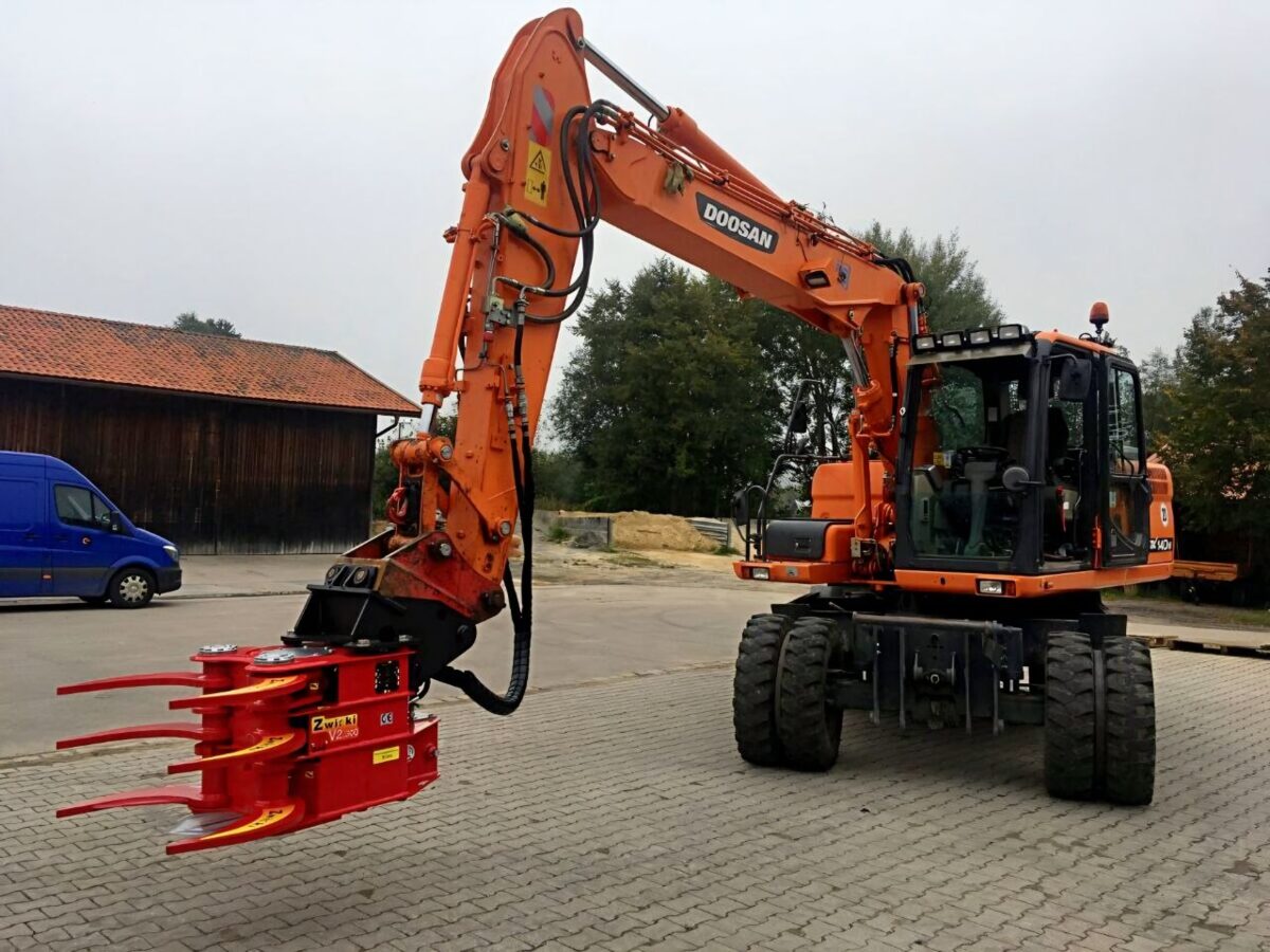 Excavator Doosan cu graifer roșu pentru biomasă, pregătit de lucru