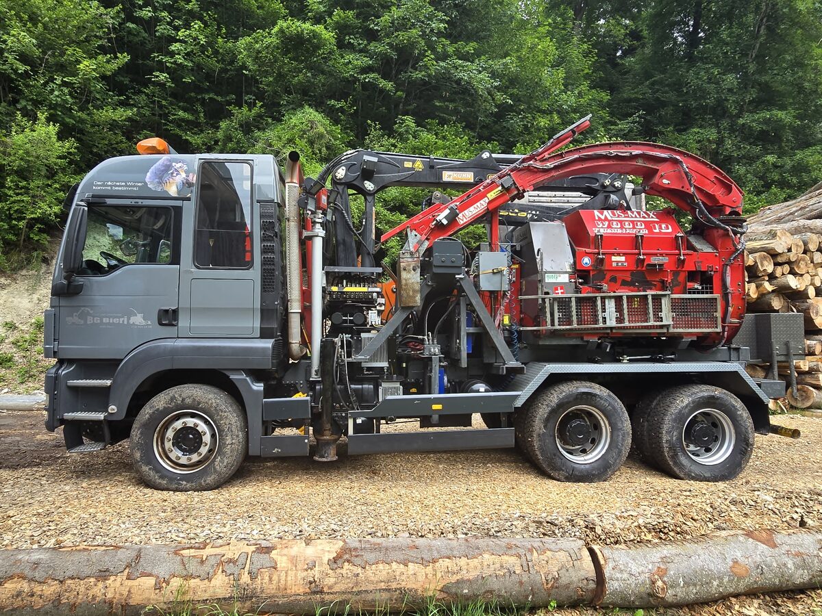 Tocător mobil MUS-MAX Wood montat pe șasiu MAN, vedere laterală